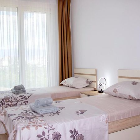 Luxury Condos On 18Th, 3Rd, 5Th Floor With Pool, Fitness, Parking Included 斯科普里 外观 照片